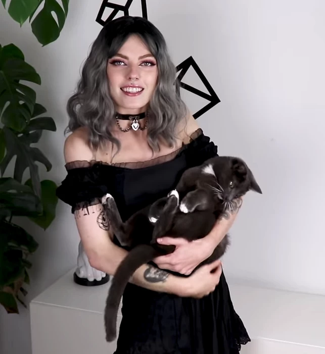 Unzzy Fashion Long Roll Wig KF90095 14 Unzzy Fashion Long Roll Wig KF90095